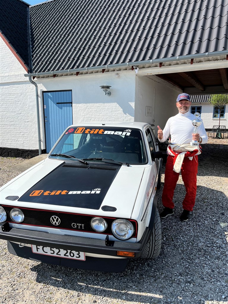 Kim Kjærsgaard fra Malling har både kørt Rallye Monte-Carlo Historique samt pålidelighedsrally herhjemme i sin VW Golf GTI fra 1979, men han vinder også pokaler i Hill Climb.
(Foto: Michael Eisenberg)